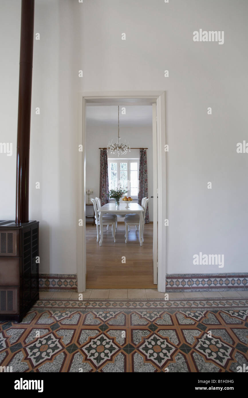 Cipro, vista nella sala da pranzo dalla sala di anni cinquanta town house Foto Stock