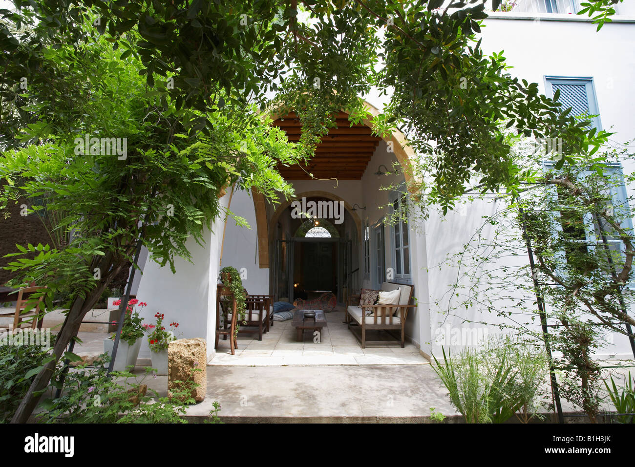Cipro, patio con giardino e veranda di antichi restaurati town house Foto Stock