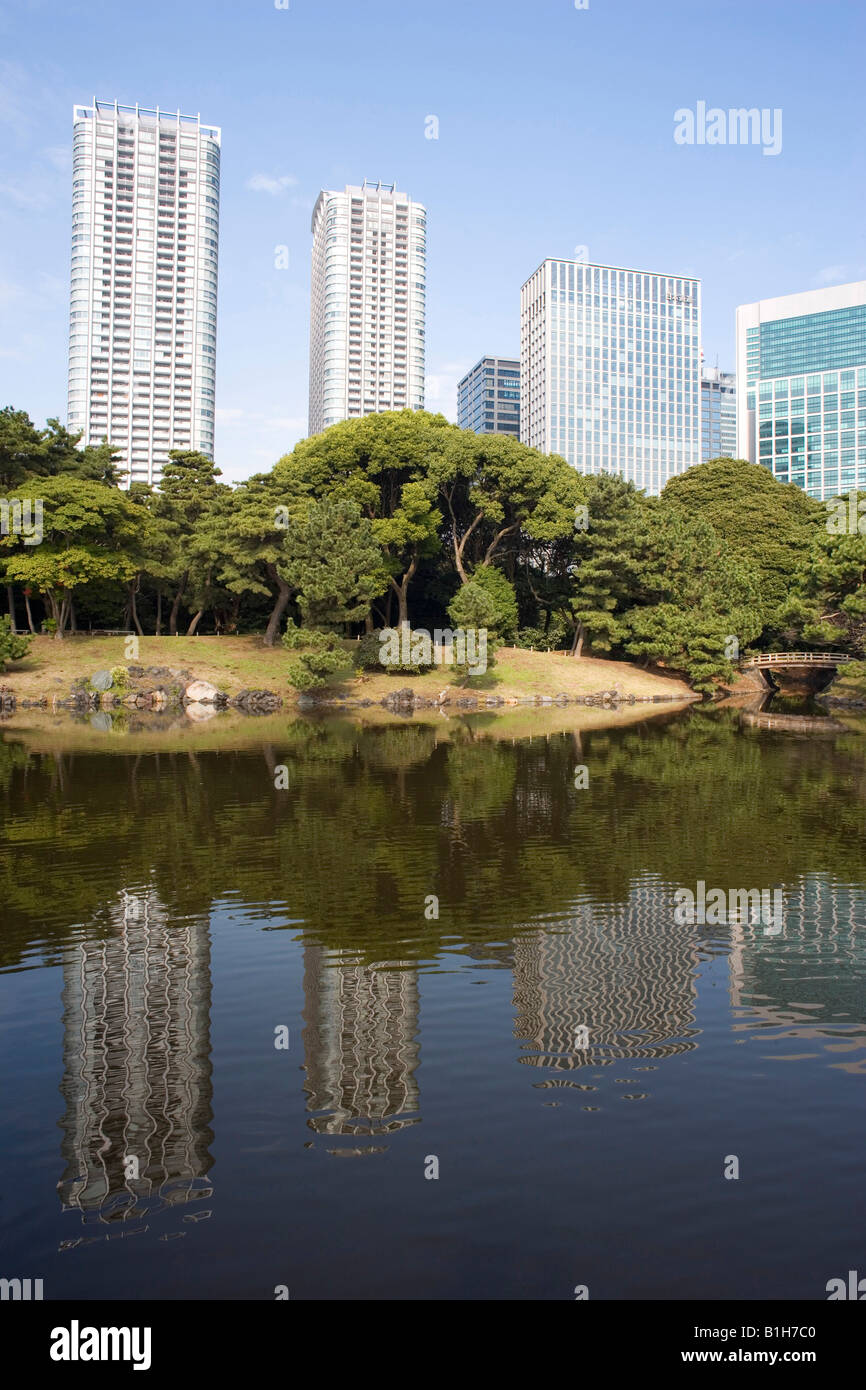 La riflessione di edifici in acqua, Hama Rikyu Gardens, Prefettura di Tokyo, Giappone Foto Stock
