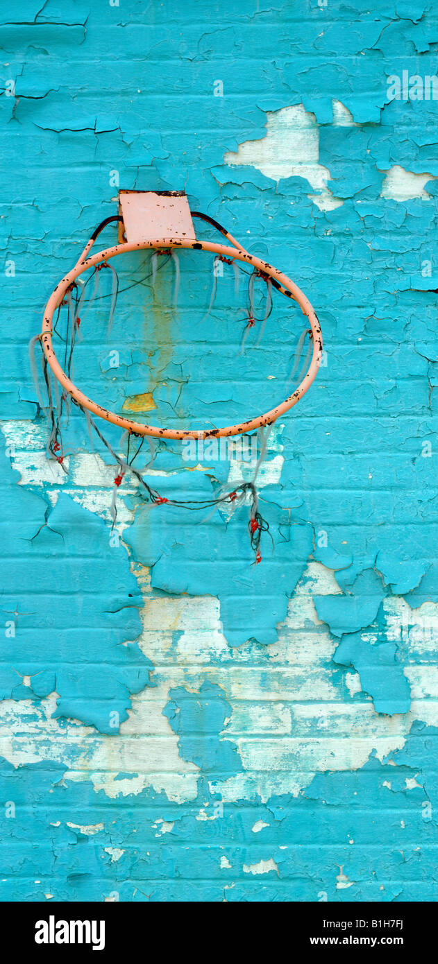 Vecchio rotto Basketball hoop con peeling di vernice sulla parete Foto Stock