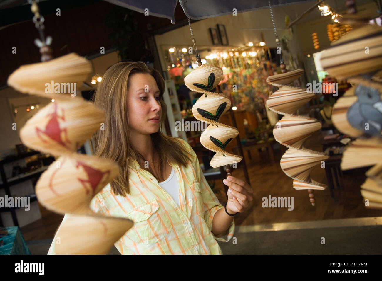 Artigianato shopping al mercato di Kuranda - Kuranda, Queensland, Australia Foto Stock