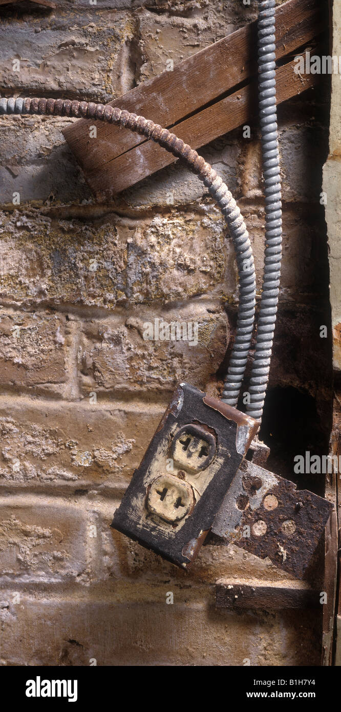 Vecchia presa elettrica durante la demolizione e la ristrutturazione dei dettagli di costruzione Foto Stock