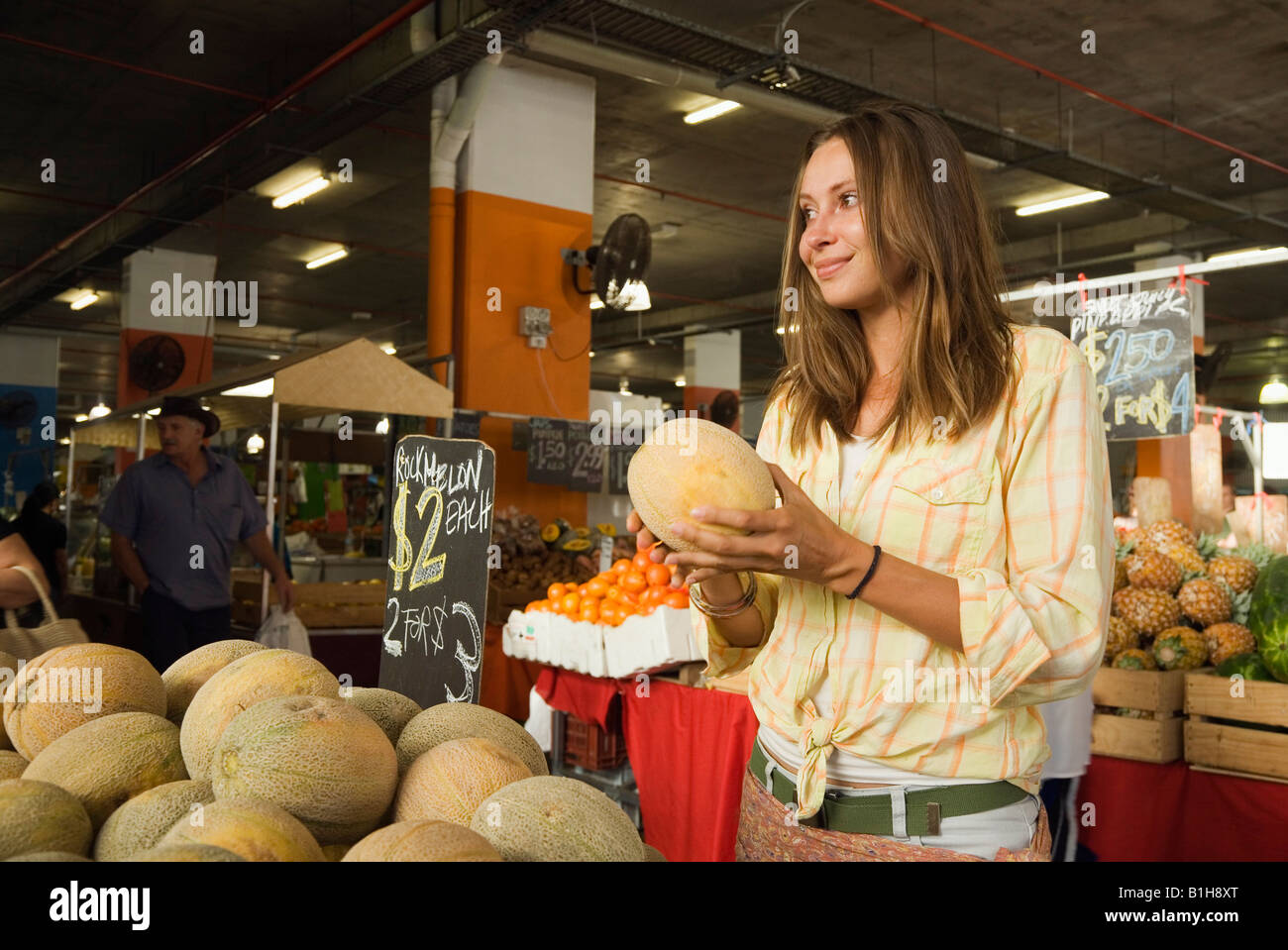 Donna shopping per Frutta di mercato - Cairns, Queensland, Australia Foto Stock