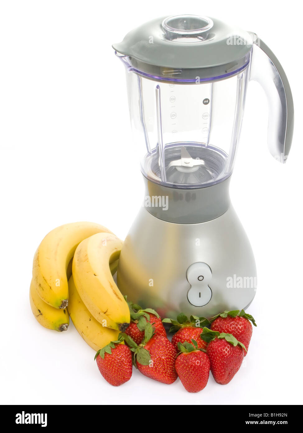 Frullatore con fragole e banane isolati su sfondo bianco Foto Stock