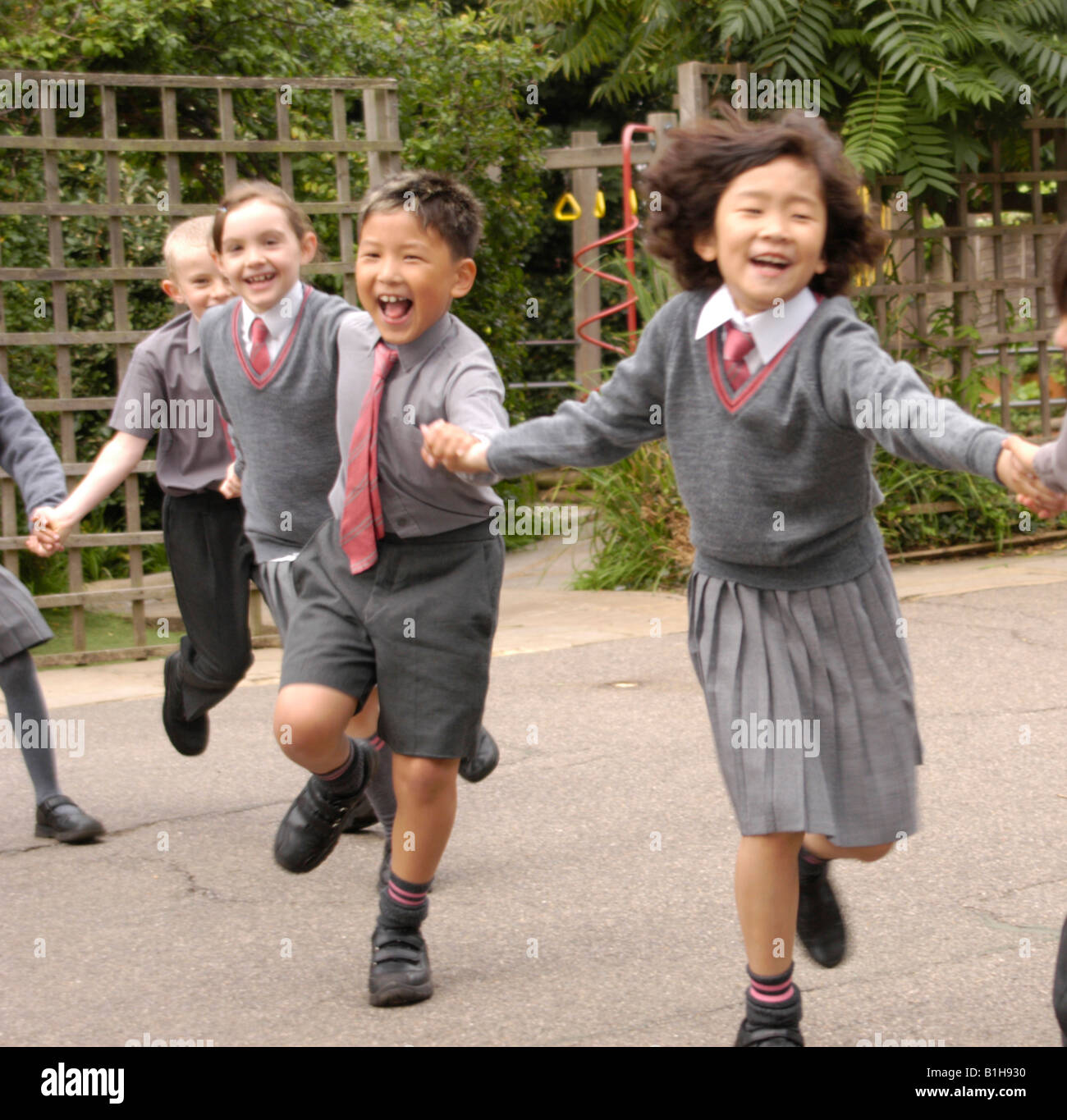 Bambini in divisa scolastica immagini e fotografie stock ad alta  risoluzione - Alamy