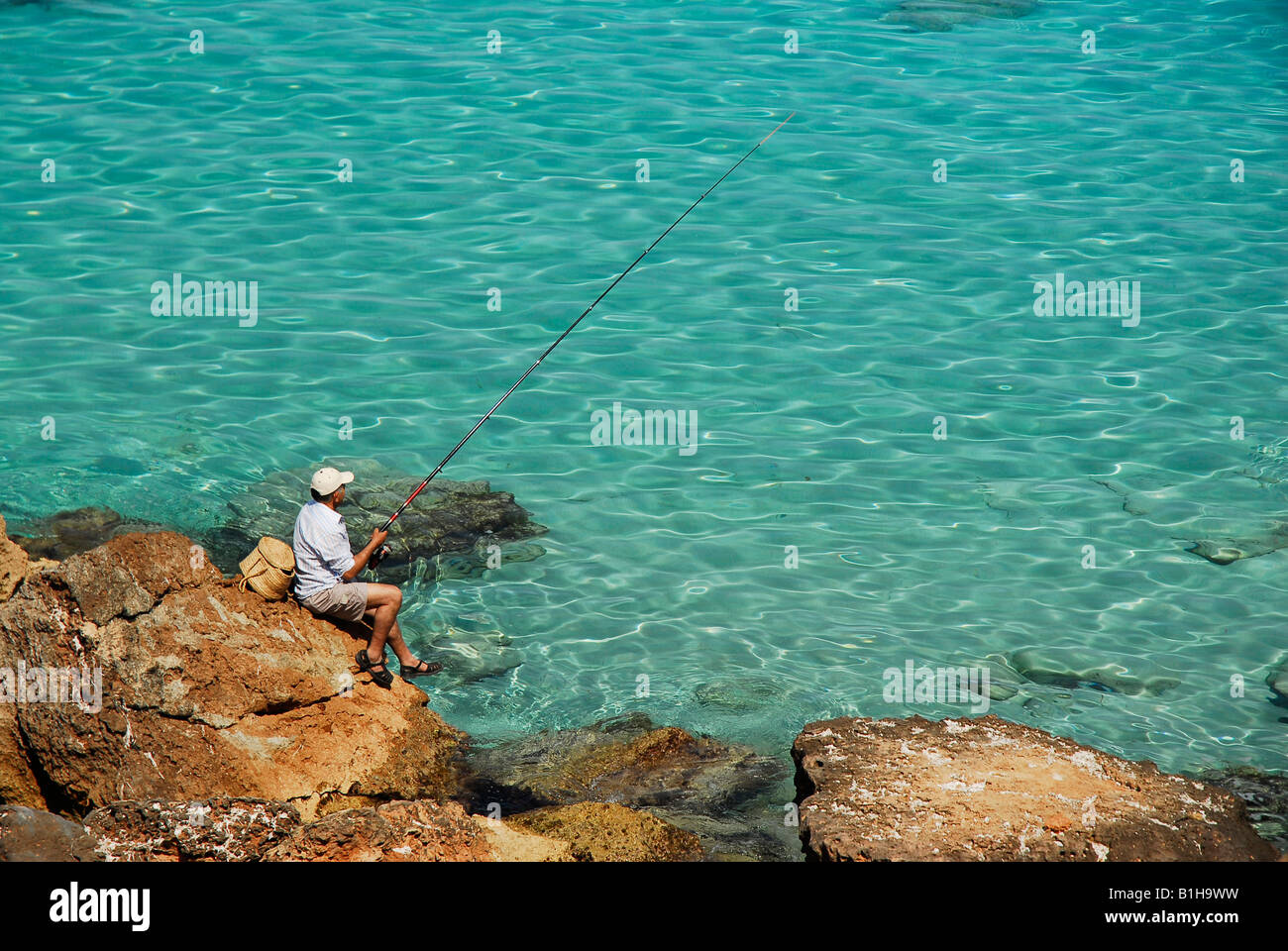 Pescatore in Cala Saona FORMENTERA Isole Baleari Spagna Foto Stock