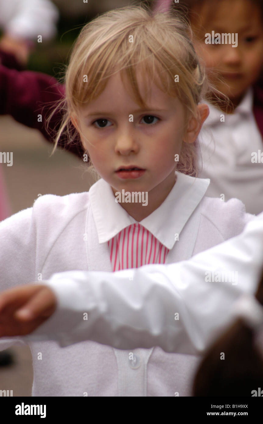 Ragazza nel gruppo facendo esercizi di concentrare e di ascolto Foto Stock