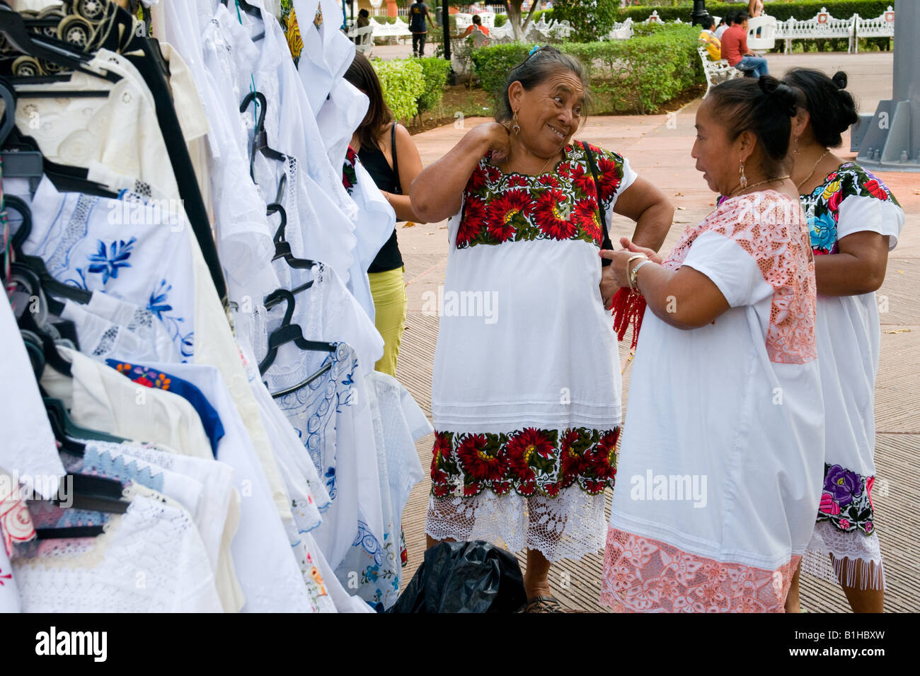 Le donne maya la vendita di merci da ricamo in Valladolid Messico Foto Stock
