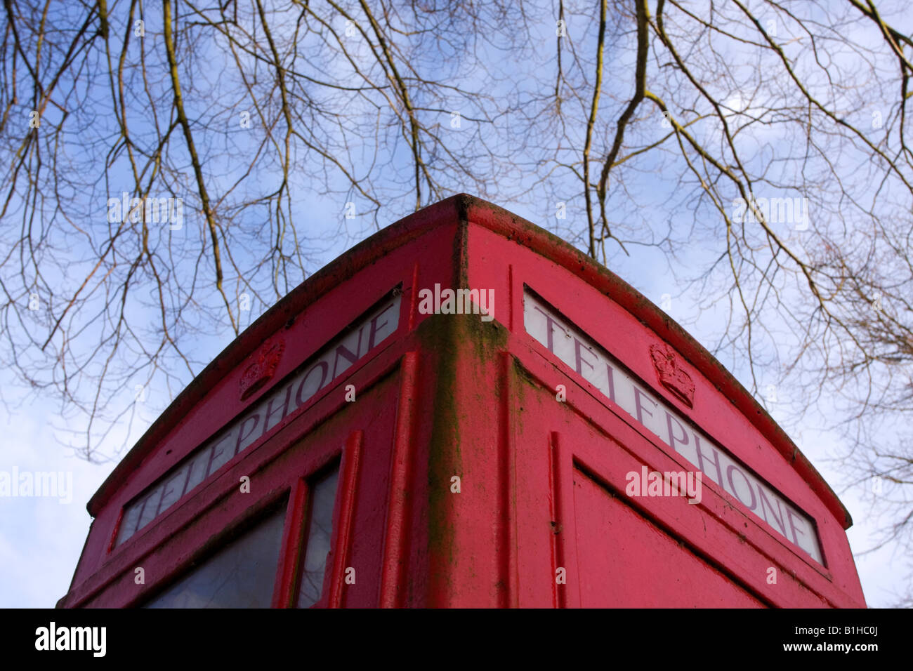 Vicino la foto di un telefono rosso nella casella nel villaggio di Castle Acre in Norfolk East Anglia England Foto Stock