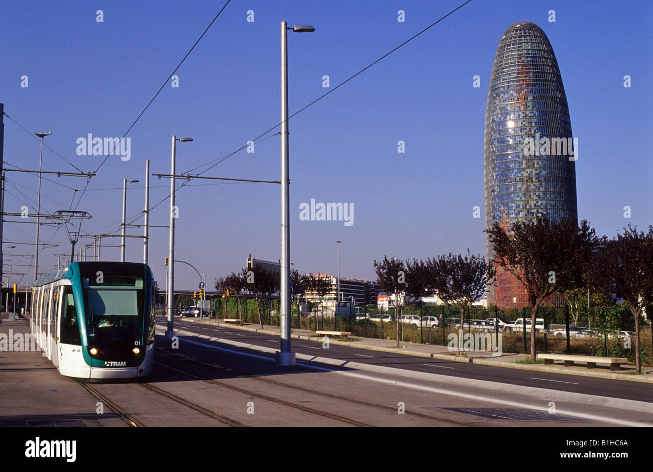 La Torre Agbar 142 m da Jean Nouvel e tram Plaça de les Glòries Barcellona Catalonia Spagna Foto Stock