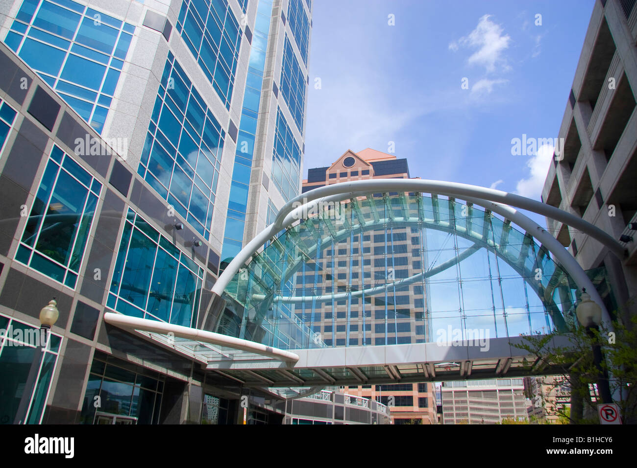 Wells Fargo Building e pedonale ponte sky nel centro di Salt Lake City, Utah Foto Stock