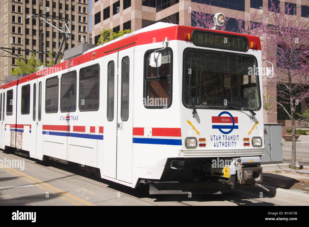 Trax luce commuter rail treno sulla strada principale nel centro di Salt Lake City USA Utah Foto Stock