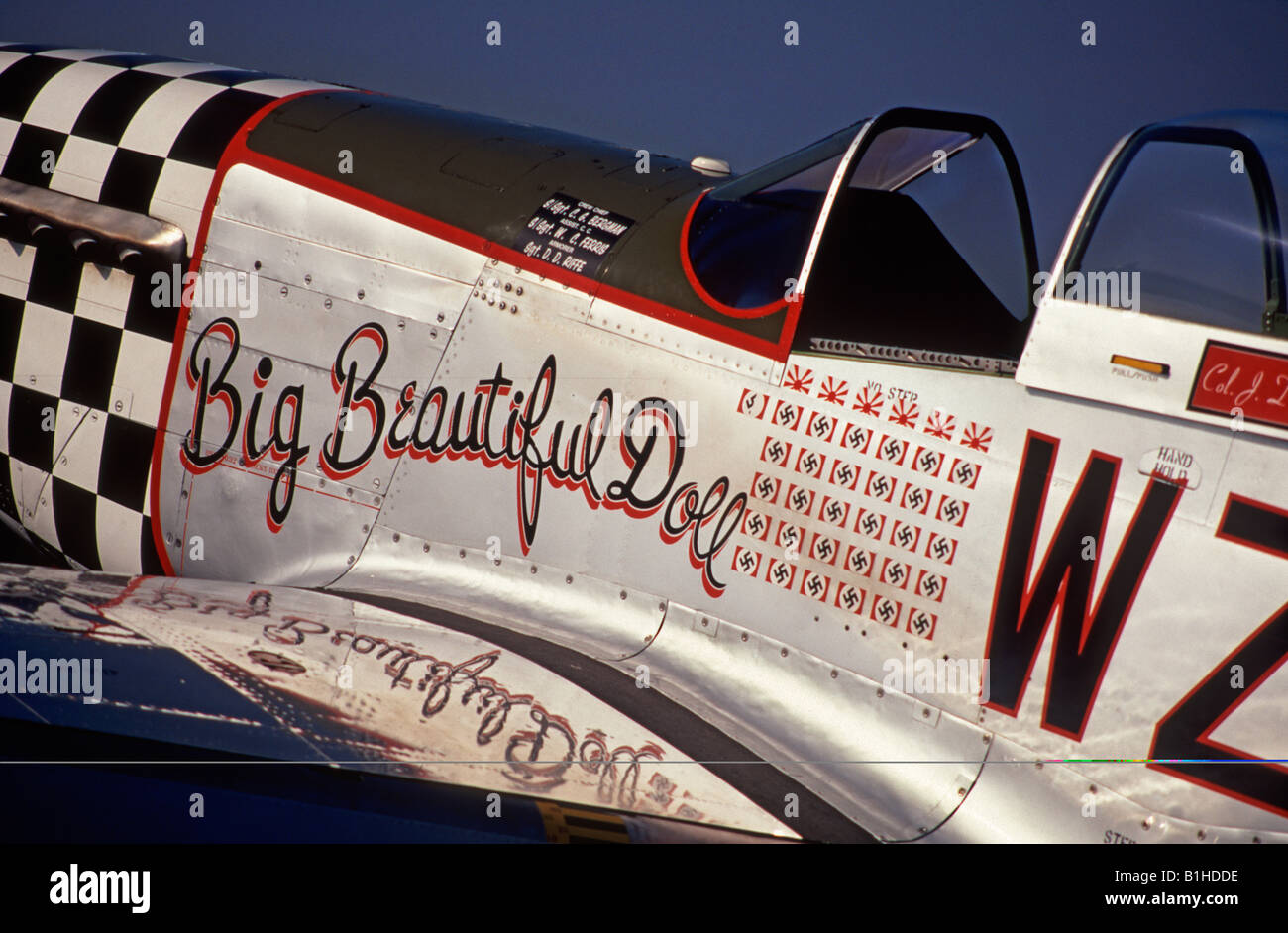 Una guerra mondiale II P-51D Mustang visualizzando un conteggio delle vittorie aeree contro i velivoli nemici Foto Stock