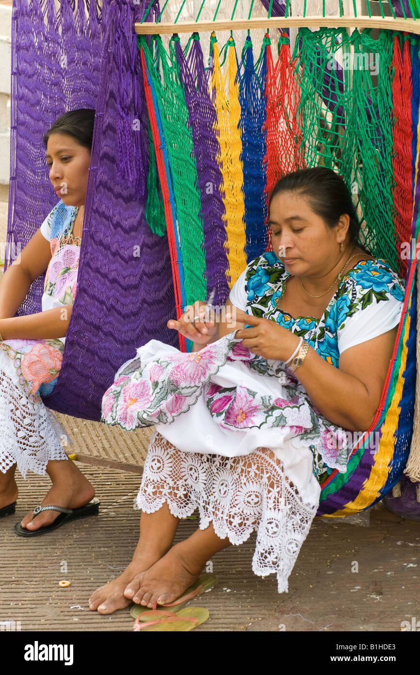 Le donne maya la vendita di merci da ricamo in Valladolid Messico Foto Stock