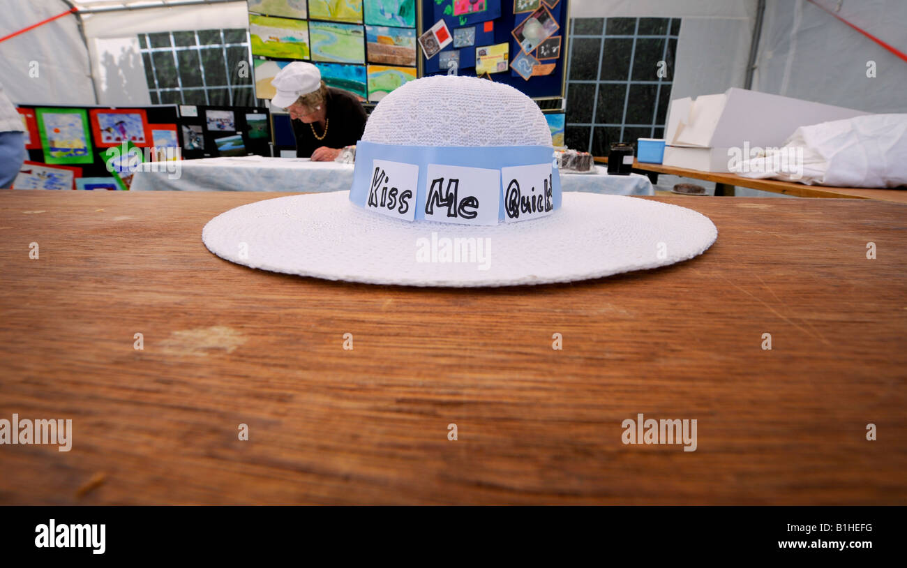 Un tradizionale inglese chiesa fete in rurale Sussex. Un kiss me quick hat giace sulla torta vuota stallo. Foto da Jim Holden. Foto Stock