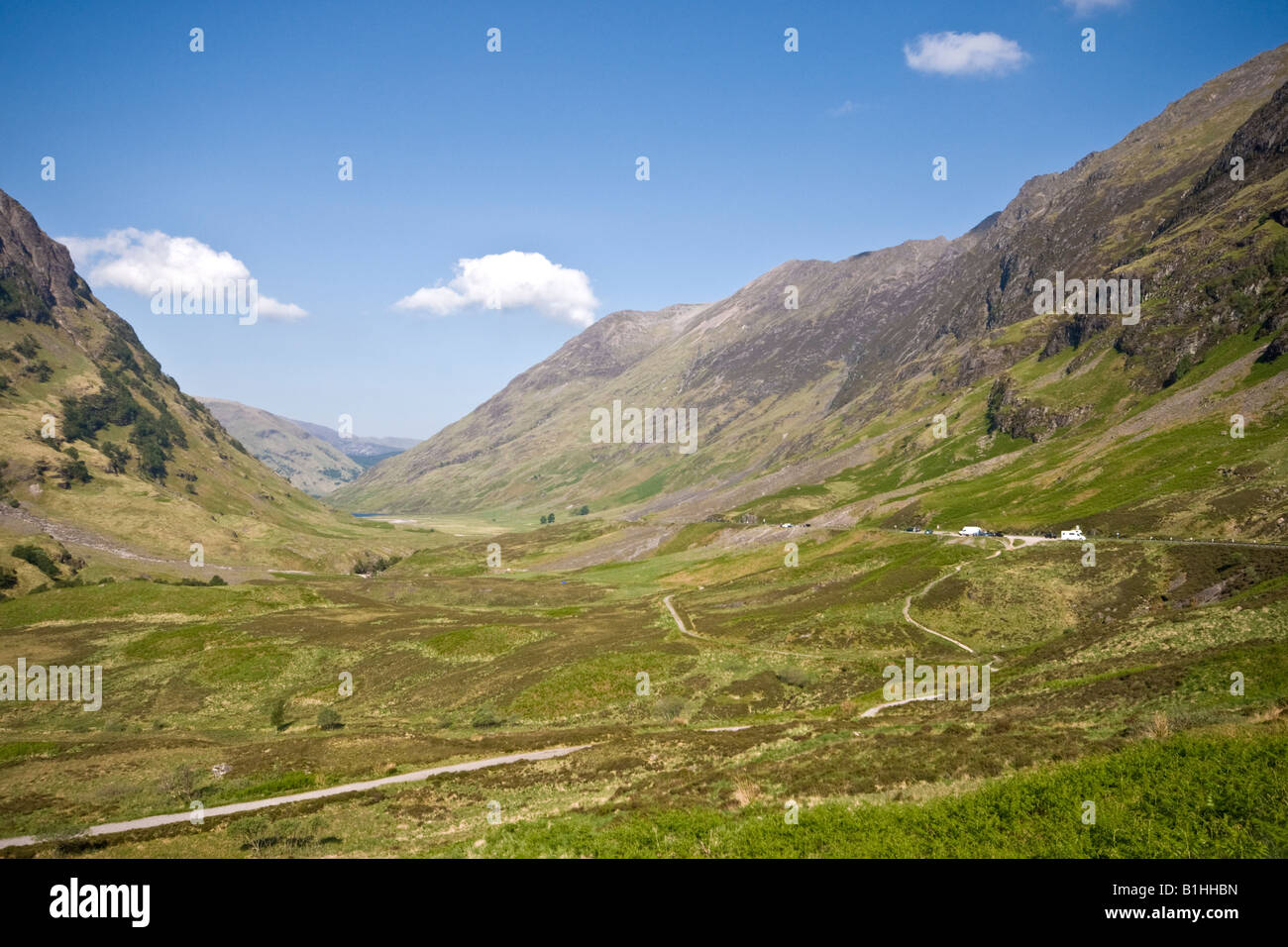 Una vista generale verso il basso Glen Coe Highland scozzesi con la A82 di trovare la sua strada verso il Loch Leven e con la Aonach Eagach ridge a destra Foto Stock