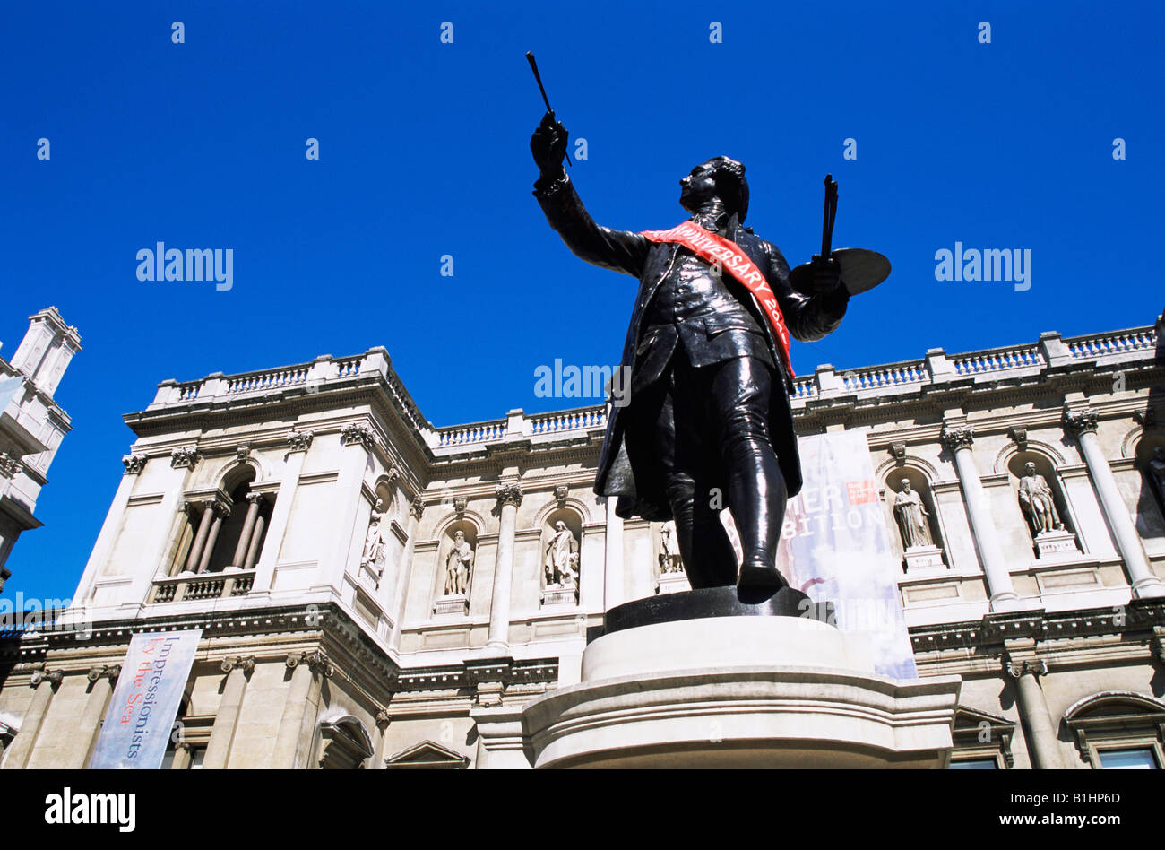 Basso angolo vista di una statua, Sir Joshua Reynolds da Alfred Drury, Royal Academy of Arts, Piccadilly, Londra, Inghilterra Foto Stock