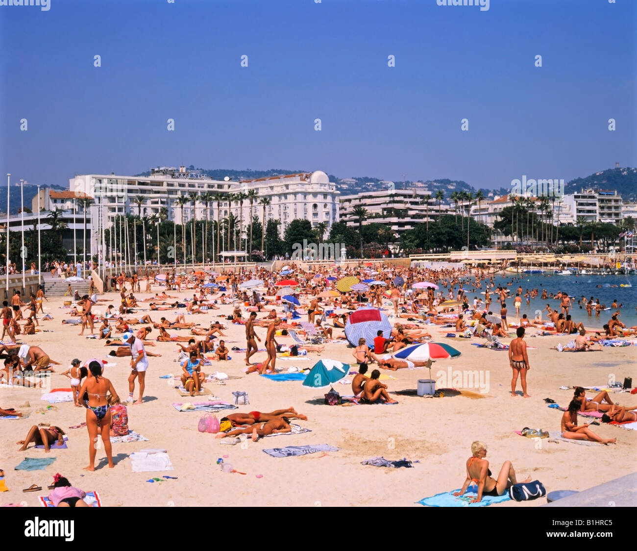 La Croisette lungomare e la spiaggia Majestic Barrière Hotel in Cannes sfondo Cote d Azur a sud della Francia Foto Stock