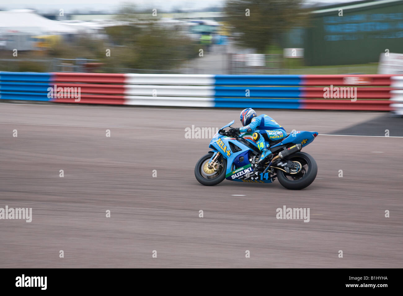 Atsushi Watanabe a cavallo di un Rizla Suzuki a velocità lungo il rettilineo dei box durante la pratica di Superbike a Thruxton, Inghilterra Foto Stock