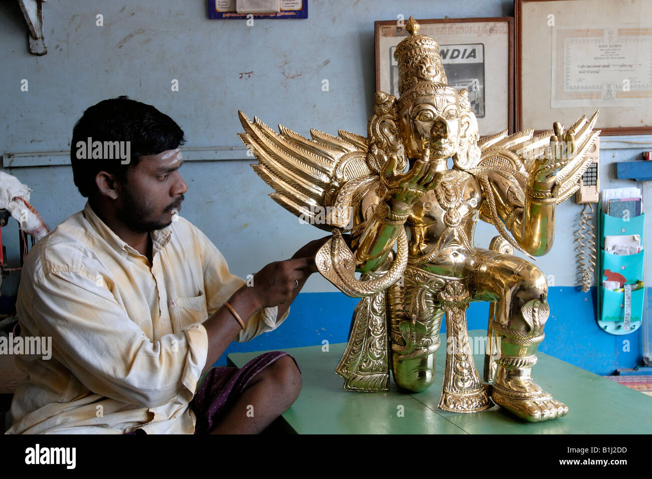 Scultore facendo una scultura in bronzo di Garuda il vahana del signore Vishnu nella mitologia induista Kumbakonam Thanjavur District Tamil Foto Stock