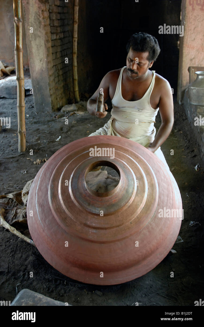 Metà uomo adulto facendo un gopura kalasam, Darasuram, Thanjavur distretto, Tamil Nadu, India Foto Stock