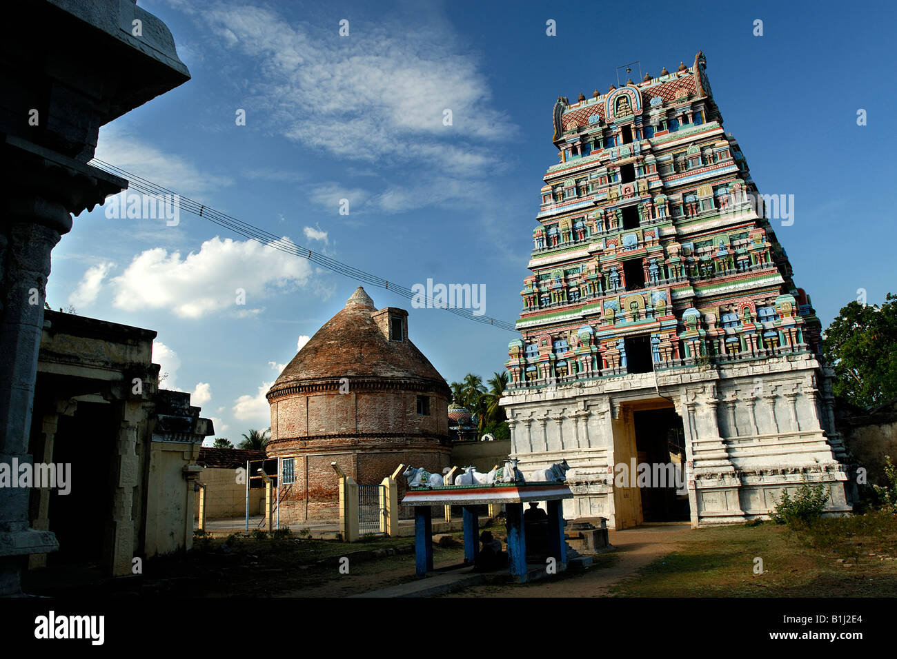 Granaio vicino a un tempio, Pallavavaneswarar tempio, Tiruppalathurai, Papanasam, Thanjavur distretto, Tamil Nadu, India Foto Stock