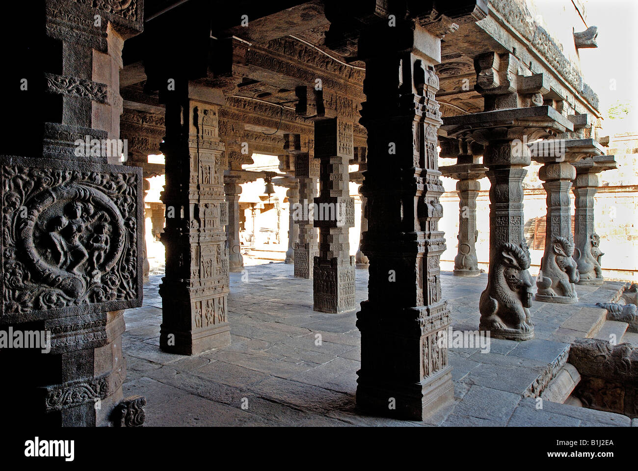 Incisioni su colonne al mandapam di un tempio, Tempio Airavatesvara, Darasuram, Thanjavur distretto, Tamil Nadu, India Foto Stock