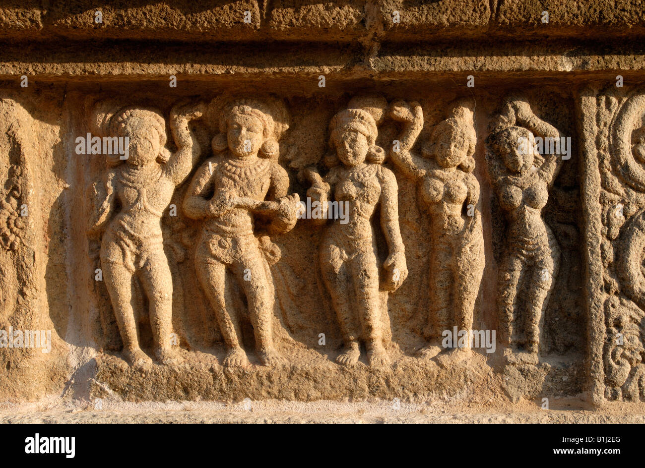 Sculture sulla parete del prakaram esterna di un tempio, Tempio Airavatesvara, Darasuram, Thanjavur distretto, Tamil Nadu, India Foto Stock