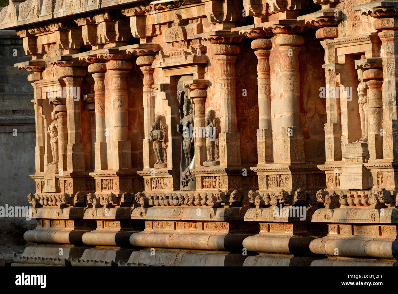 Incisioni sulla parete di un tempio, Tempio Airavatesvara, Darasuram, Thanjavur distretto, Tamil Nadu, India Foto Stock