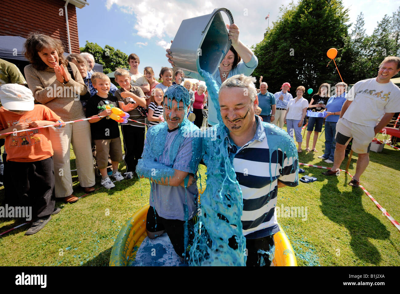 Un tradizionale inglese chiesa fete in rurale Sussex. Due sfortunati uomini ottenere gunged di chiesa di fondi. Foto da Jim Holden. Foto Stock