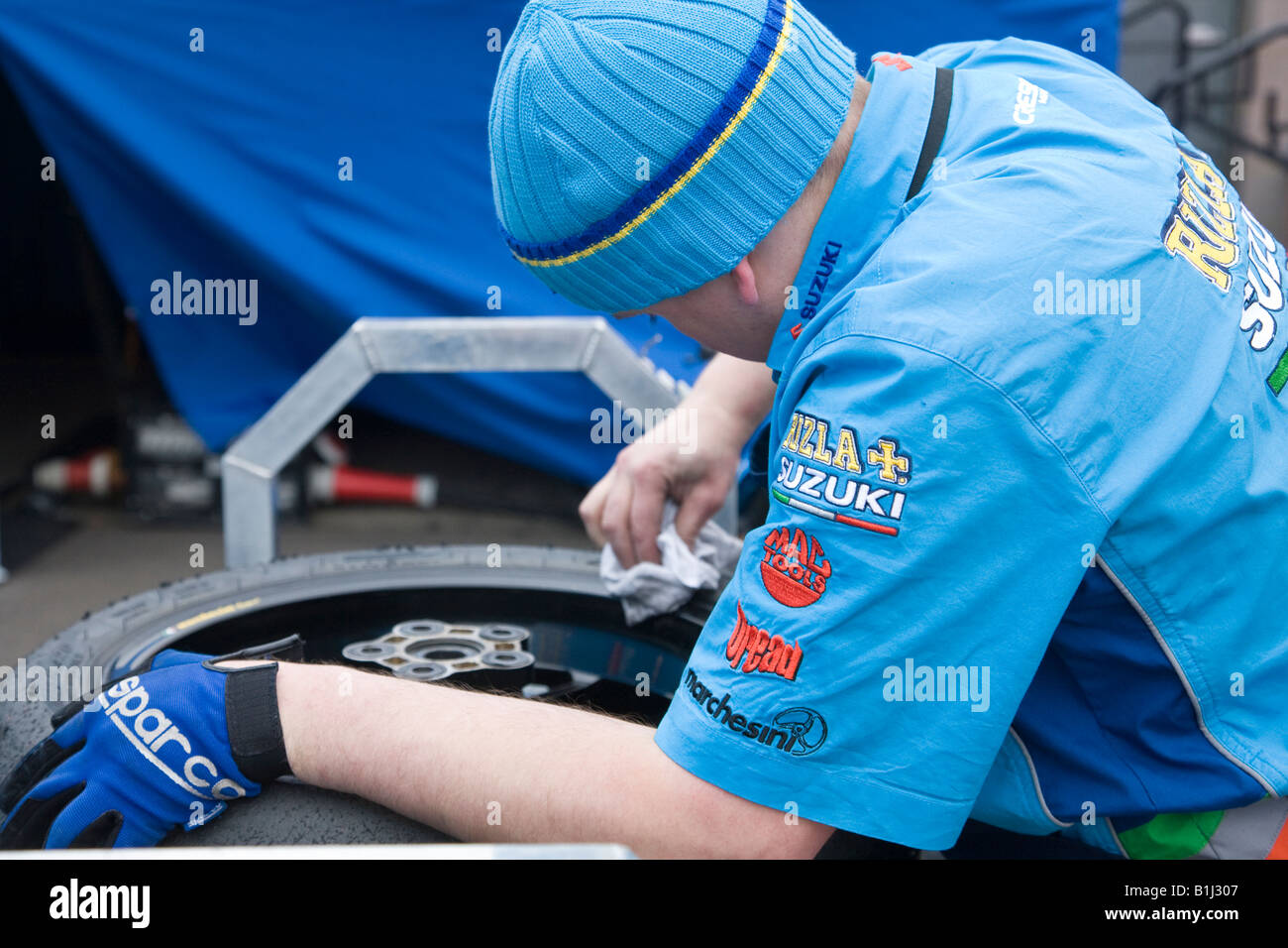 Un membro del team Rizla Suzuki si prepara le ruote e pneumatici tra pratica corre a Thruxton, Hampshire, Inghilterra. Foto Stock