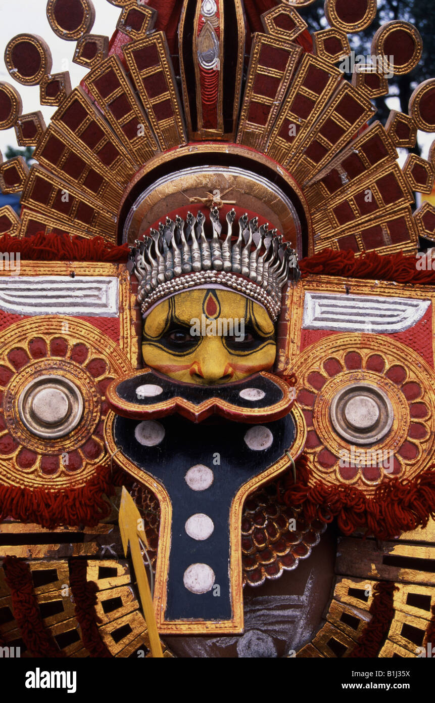 Close-up di un ballerino Theyyam, Kerala, India Foto Stock