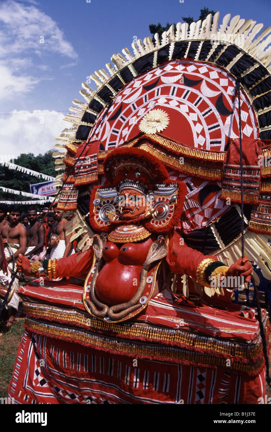 Persona che esegue Theyyam danza, Kerala, India Foto Stock