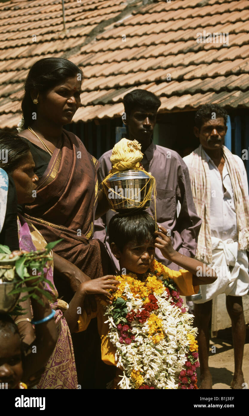 La ragazza che porta una pentola di latte sul suo capo, Mariamman Festival, Tamil Nadu, India Foto Stock