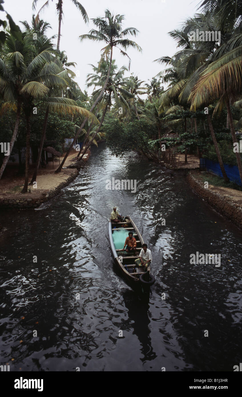 Angolo di alta vista di tre uomini in una barca, Kuttanad, Alappuzha distretto, Kerala, India Foto Stock