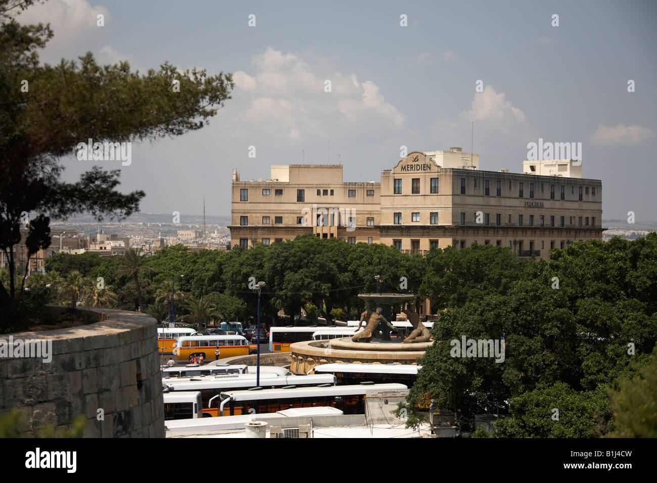 Le Meridien Hotel sopra la stazione di autobus a La Valletta o La Valletta Malta Foto Stock