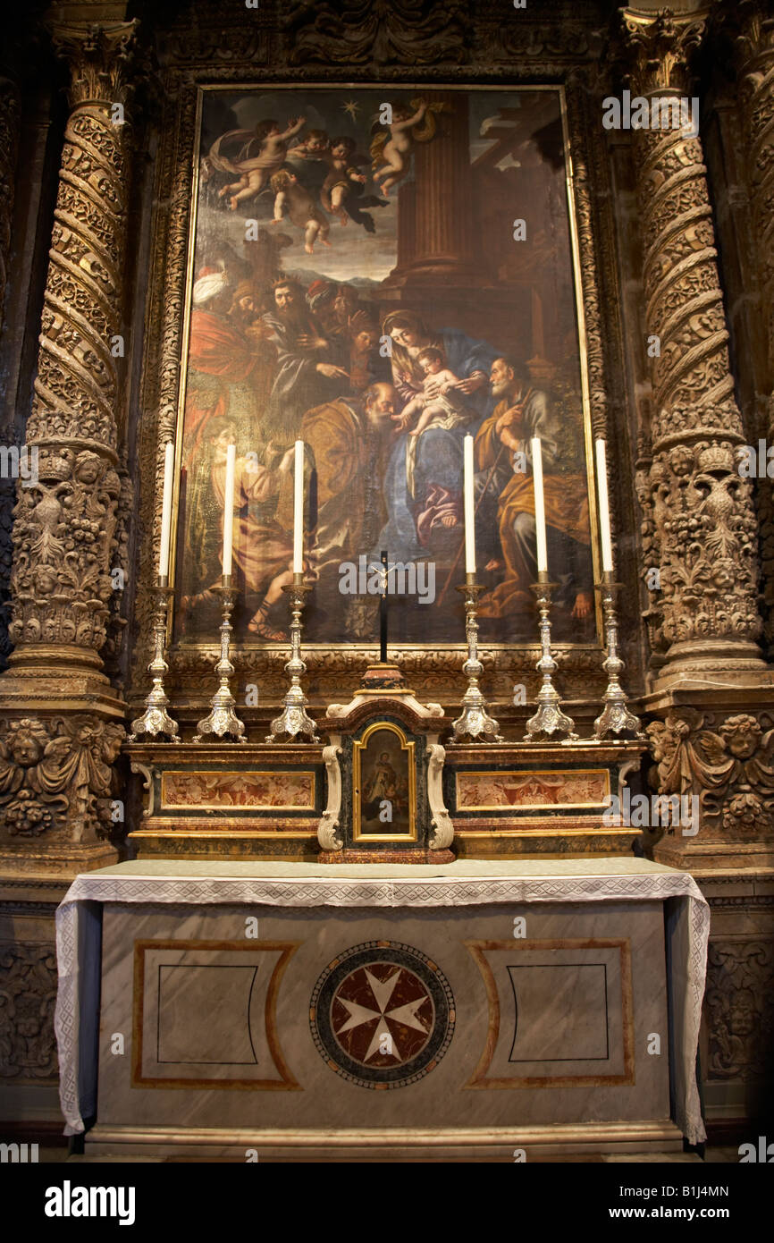 Altare con candele e arte religiosa nella decorazione interna della St Johns Co cattedrale a La Valletta o La Valletta Malta Foto Stock
