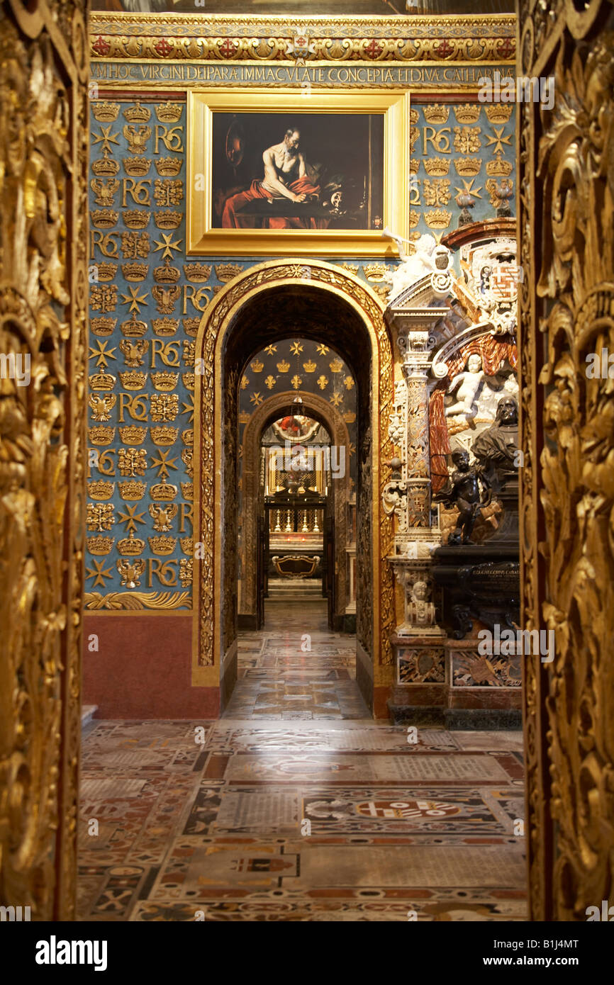 Arcate e il murale arte religiosa nella decorazione interna della St Johns Co cattedrale a La Valletta o La Valletta Malta Foto Stock