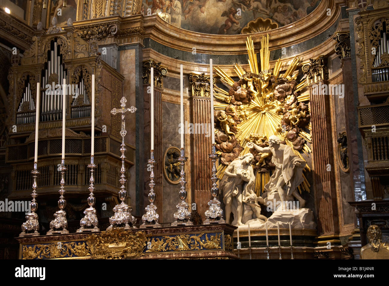 Altare con candele e con i religiosi arte scultura decorazione nell interno della St Johns Co cattedrale a La Valletta o La Valletta Malta Foto Stock