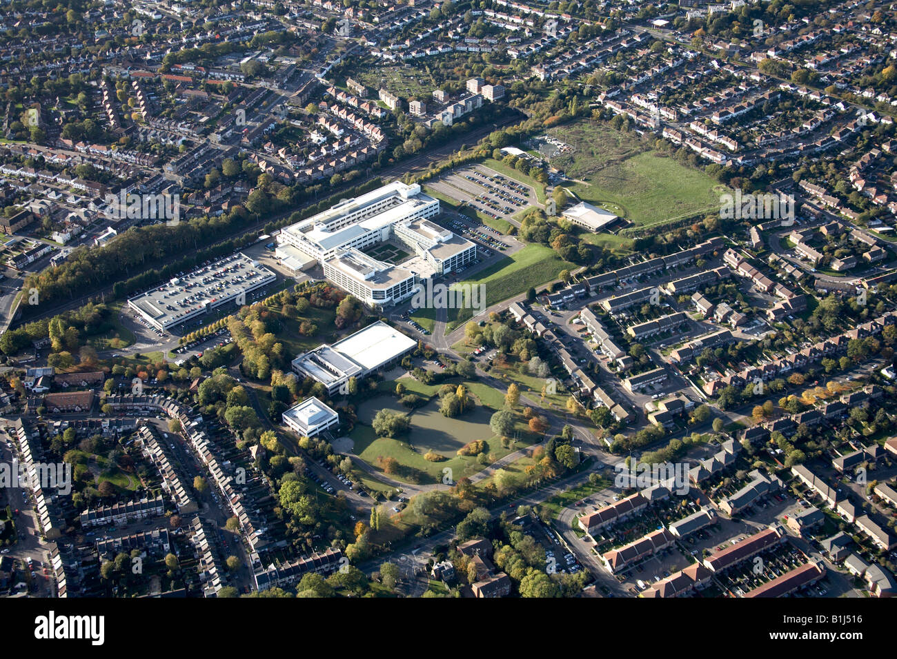Vista aerea ovest di alloggiamento suburbana centro business gli sport di terra e la linea ferroviaria Brunswick Park London N11 Inghilterra REGNO UNITO Foto Stock