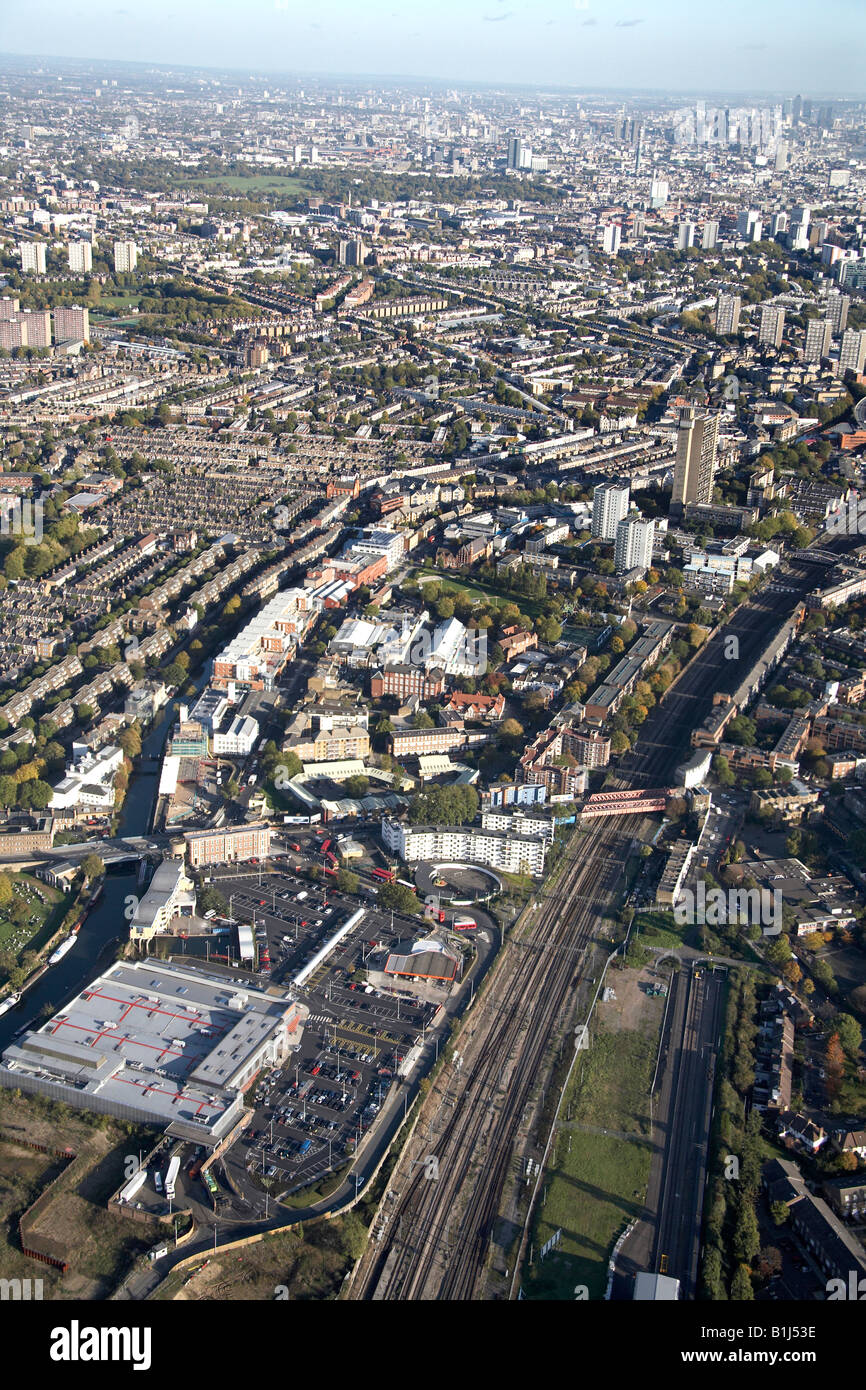 Vista aerea del nord est del Grand Union Canal linea ferroviaria case suburbane blocchi a torre Kensal Town West Kilburn Maida Vale Londra Foto Stock