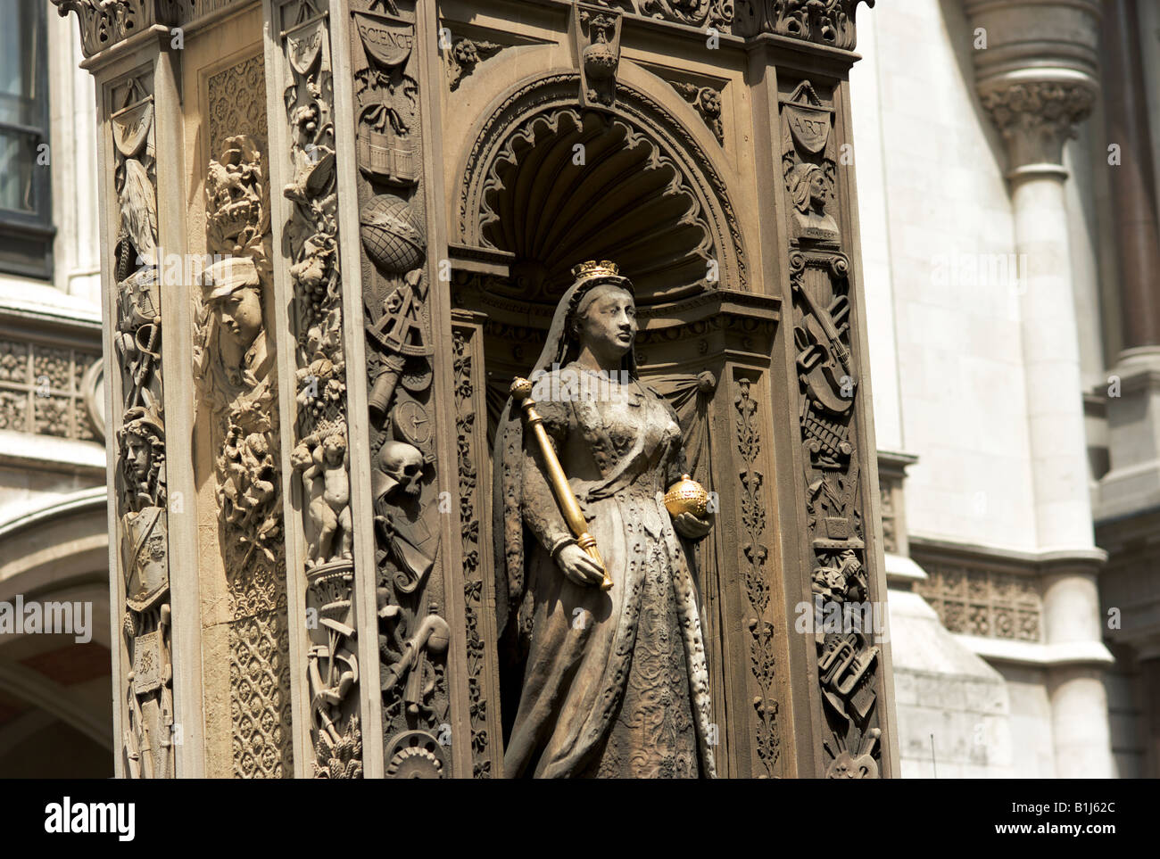 Statua di bronzo di Queen Victoria sul Temple Bar un monumento nel mezzo di Fleet Street che segna il confine occidentale della città. Foto Stock