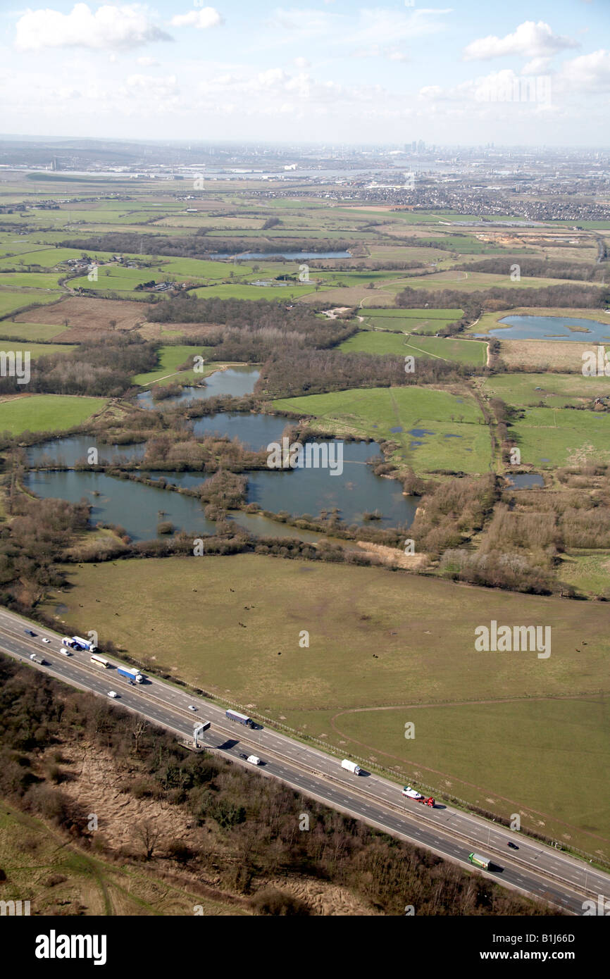 Vista aerea ovest di M25 Autostrada verso la città Belhus Country Park Upminster Havering London RM14 REGNO UNITO alto livello obliqua Foto Stock