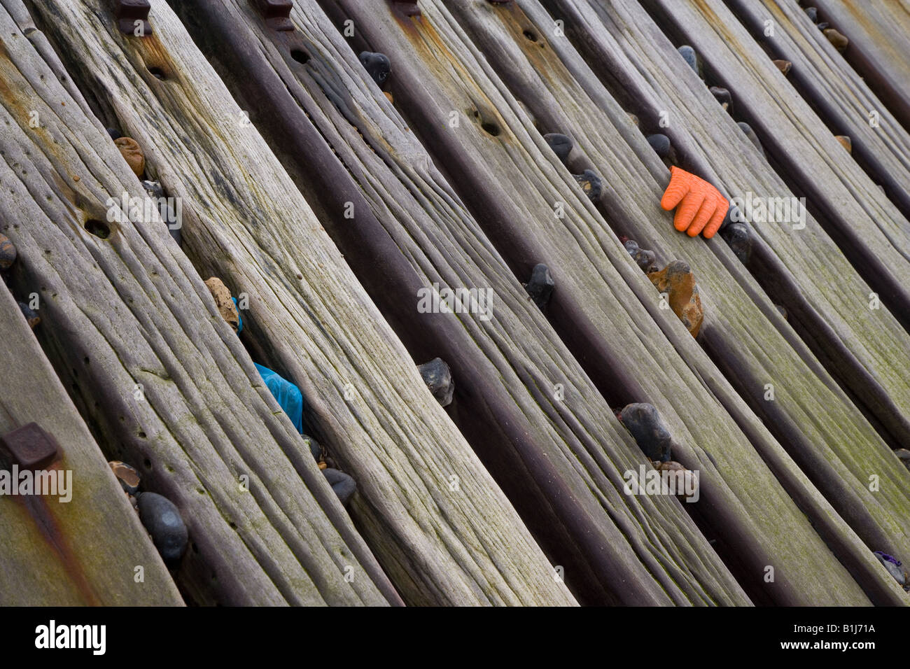 Fisher-mans guanto intrappolato nella struttura di frangionde Foto Stock