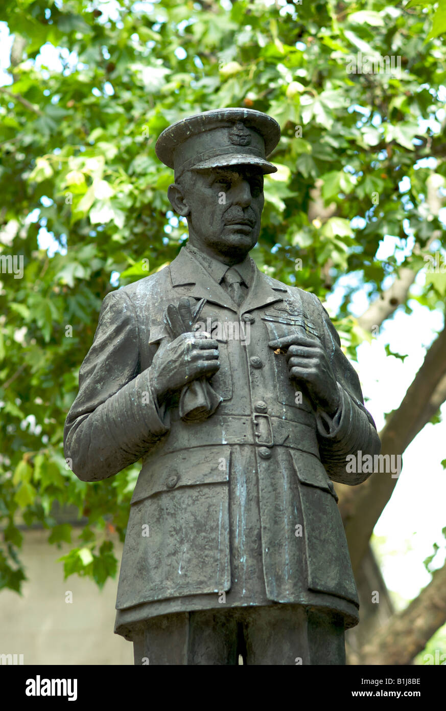 Statua di AIR CHIEF MARSHAL Hugh Dowding chi ha vinto la battaglia della Gran Bretagna per fede inverno e inaugurato nel 1988 Foto Stock