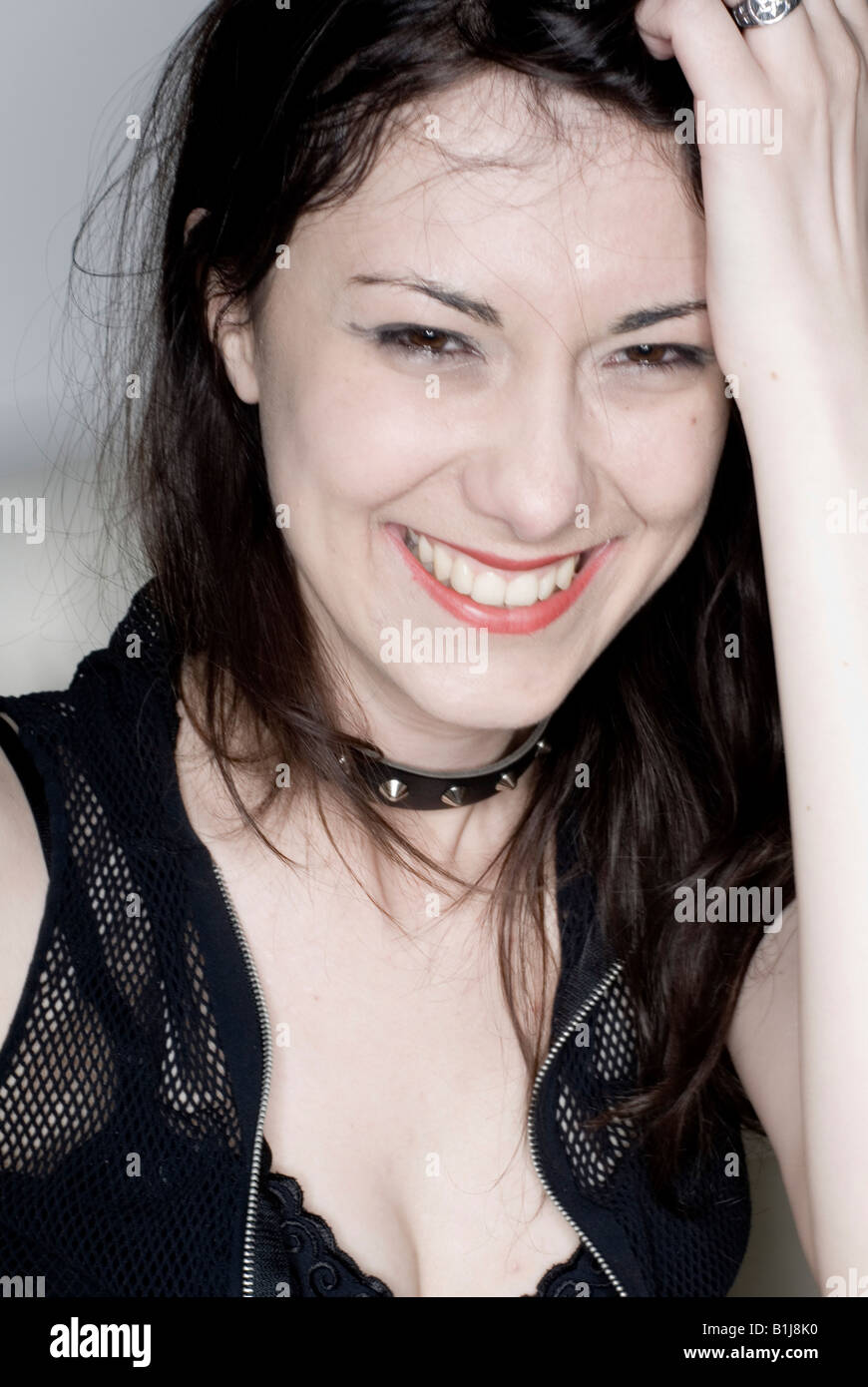 Giovane donna gotica, ridendo Foto Stock
