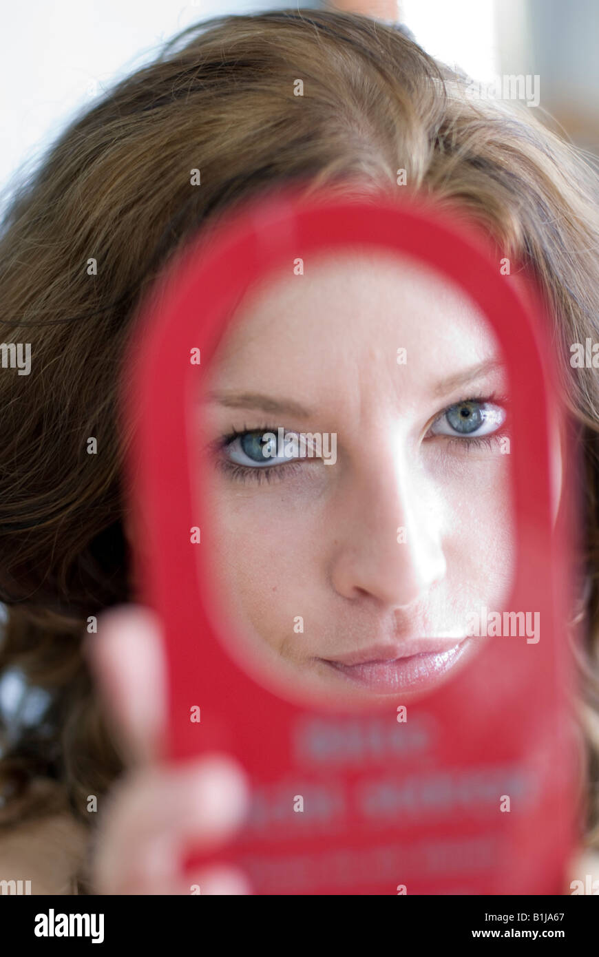 Giovane bella donna con ricci capelli castani, vista gravi Foto Stock