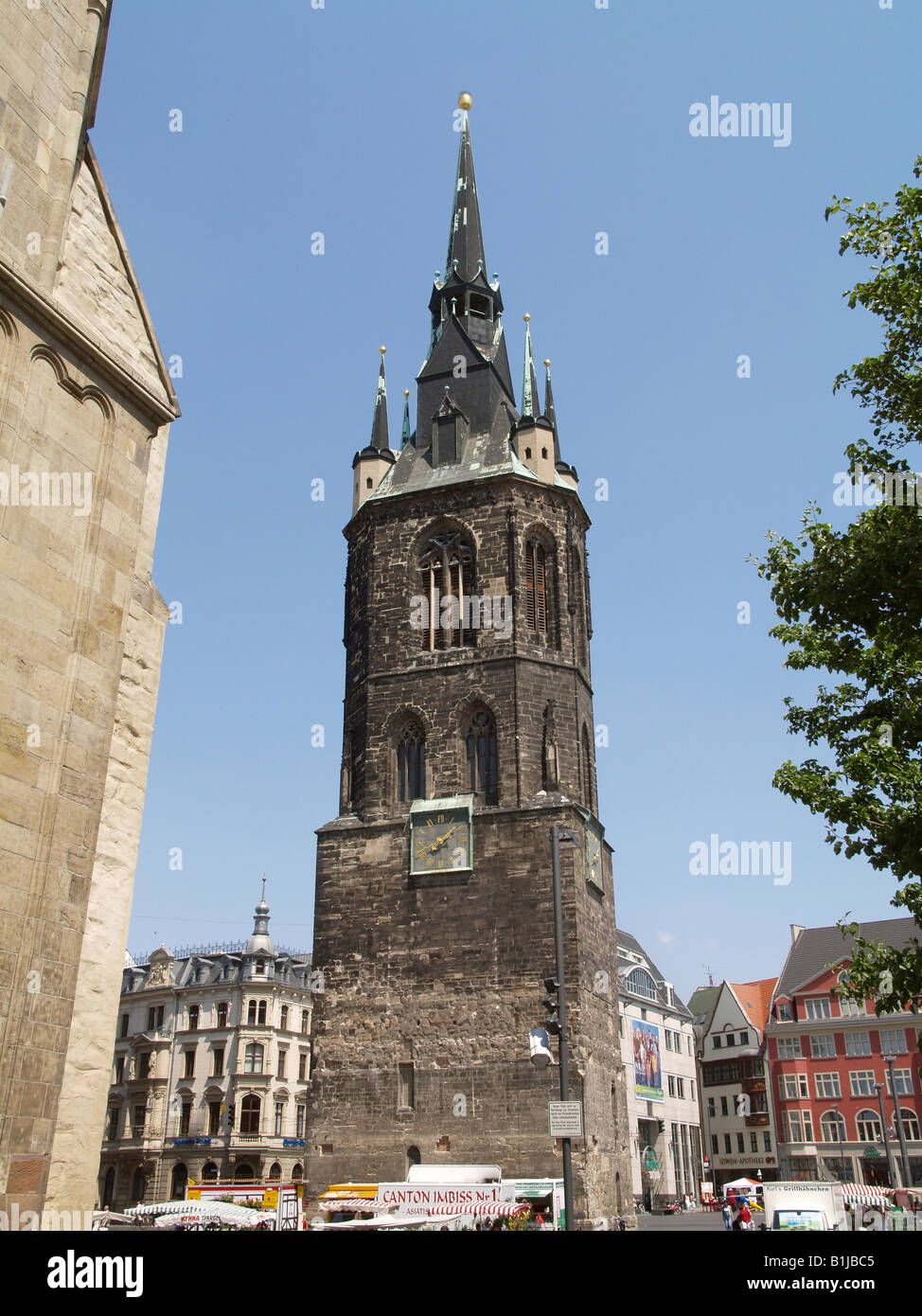 Steeple presso la piazza del mercato a Halle an der Saale Germania, Sassonia-Anhalt Foto Stock