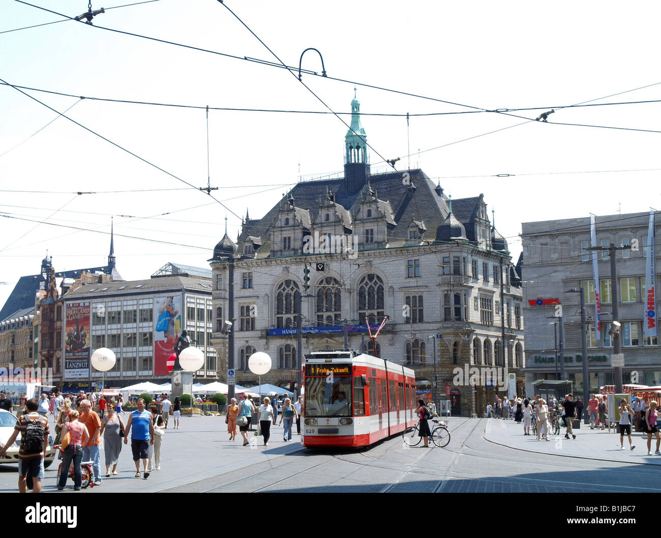 Nel centro della città vecchia di Halle, quadrato con il tram, Germania, Sassonia-Anhalt, Halle an der Saale Foto Stock