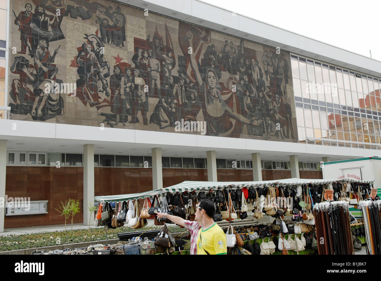 Avvio di mercato con i sacchetti di fronte facciata socialista pittura, Germania, Sassonia, Dresden Foto Stock